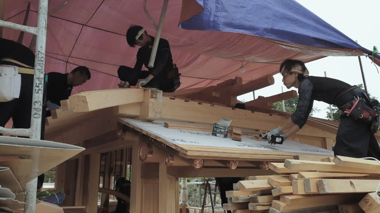 Thợ mộc dựng khung trà thất