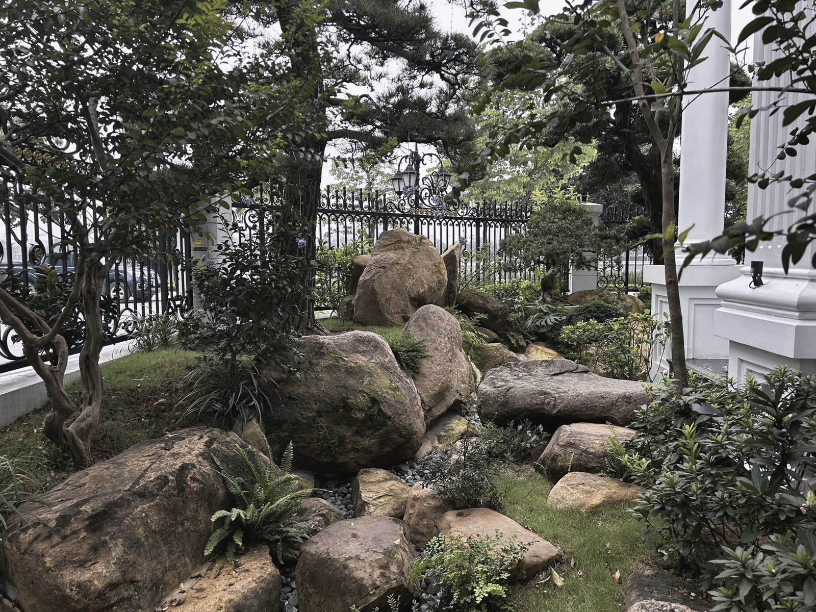 Đá lớn và cây tùng trong khu vườn biệt thự Vinhomes Green Bay