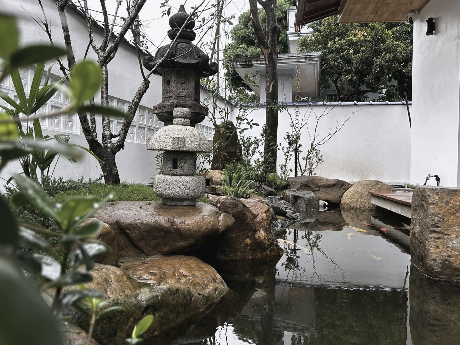 Đèn đá trên mỏm đá bên hồ nhỏ