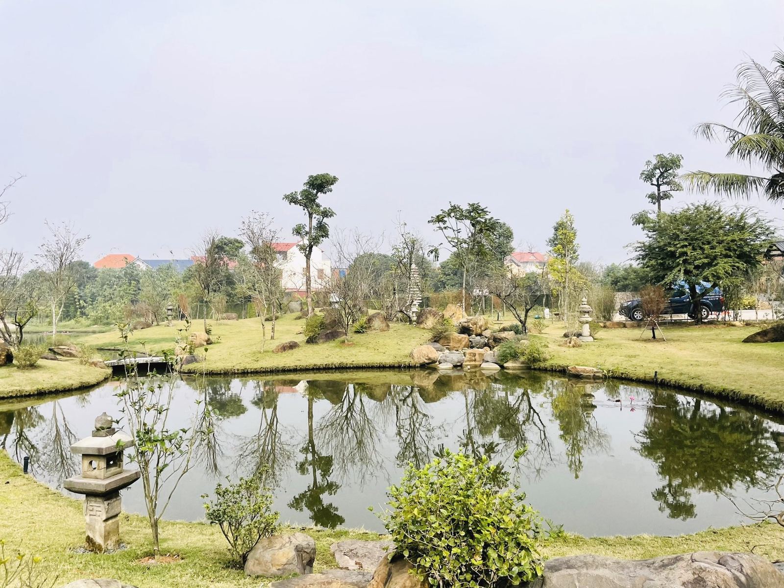 Hồ nước phẳng lặng tại Vườn Sông Sen